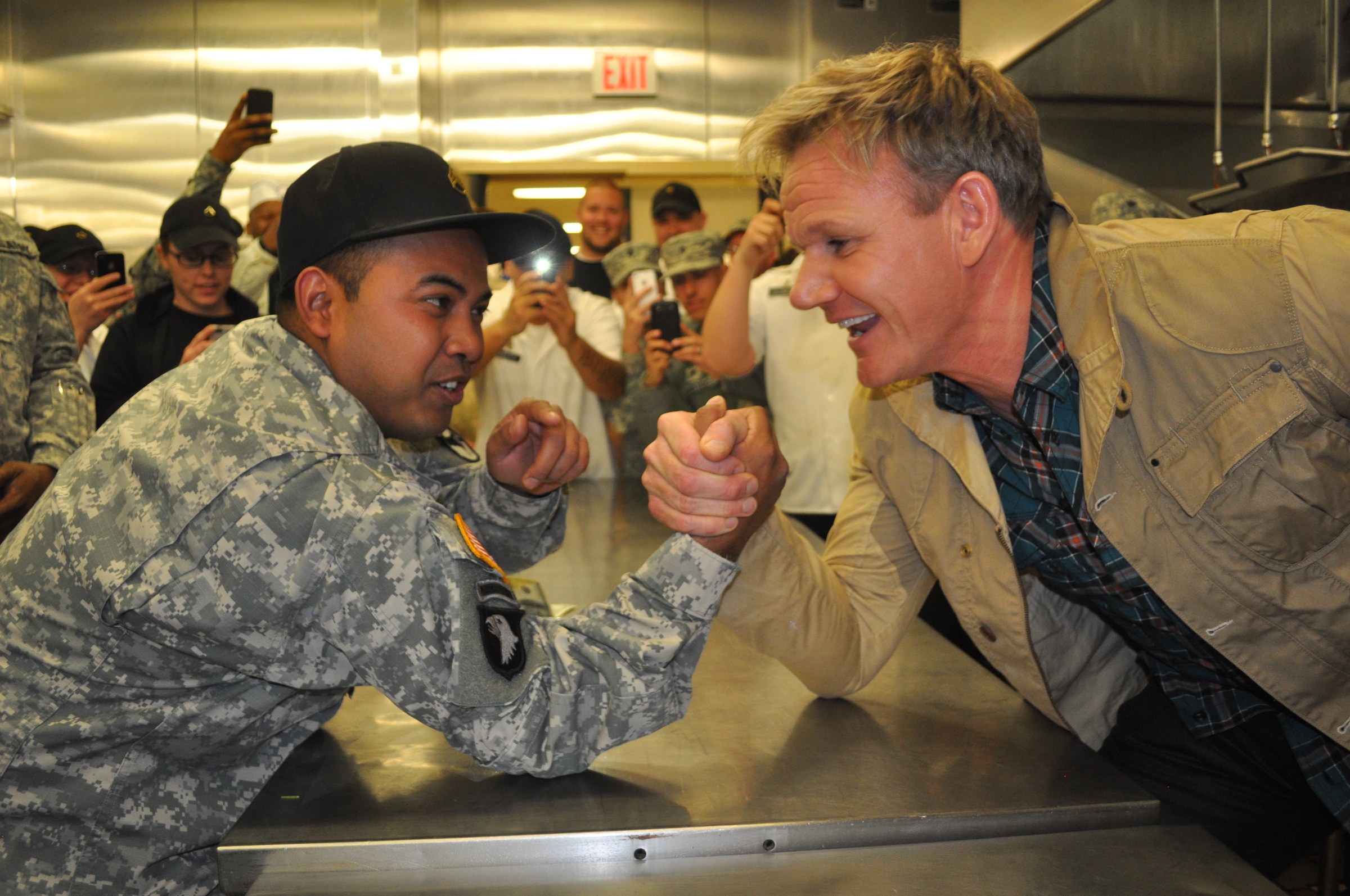 Gordon Ramsay arm-wrestling a U.S. Army soldier at Fort Irwin, U.S. Army photograph