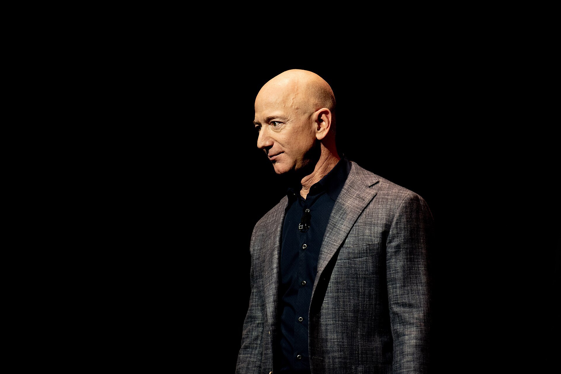 Jeff Bezos unveiling Blue Origin's Blue Moon lunar lander, May 2019