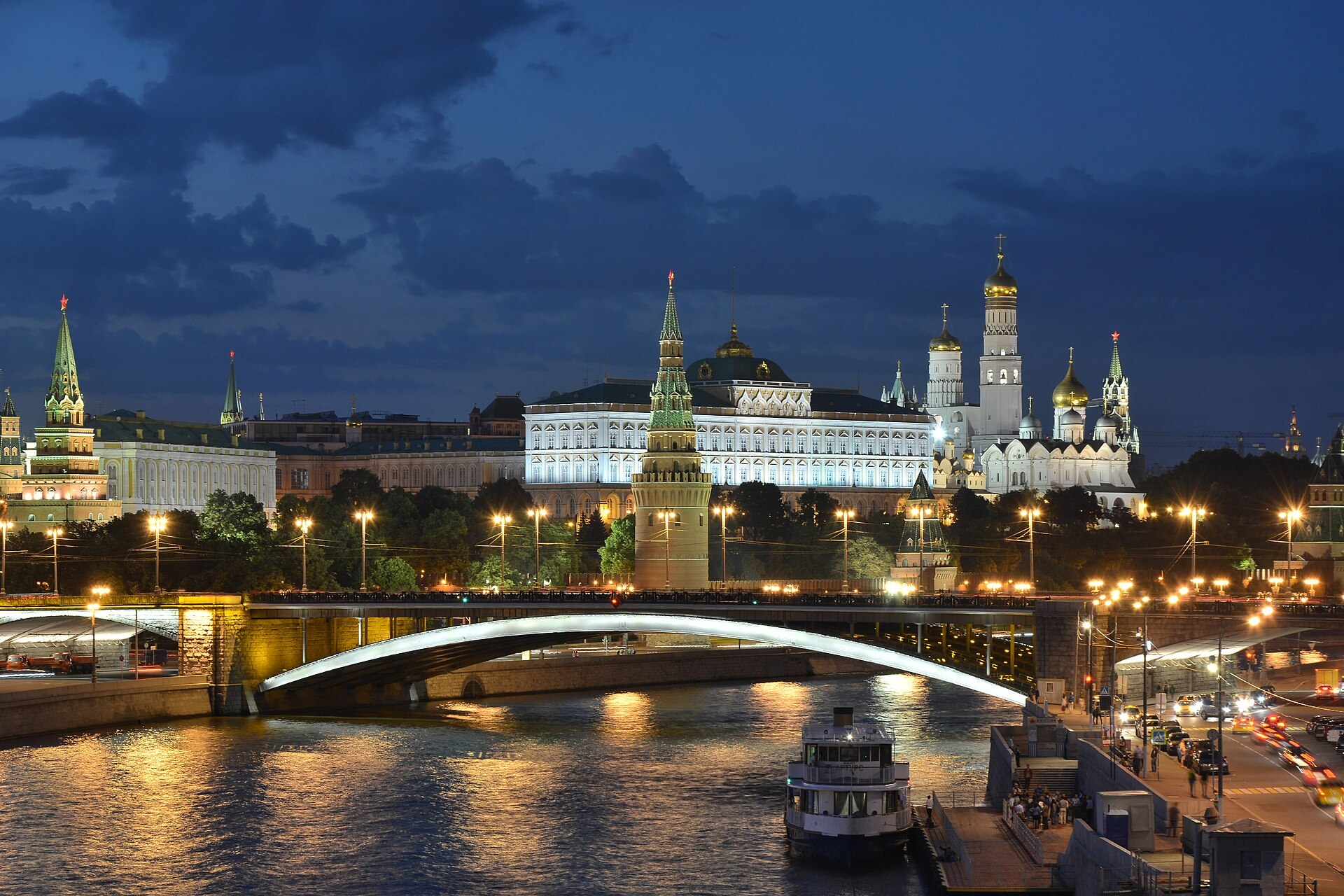Evening photograph of the Moscow Kremlin and Bolshoy Kamenny Bridge