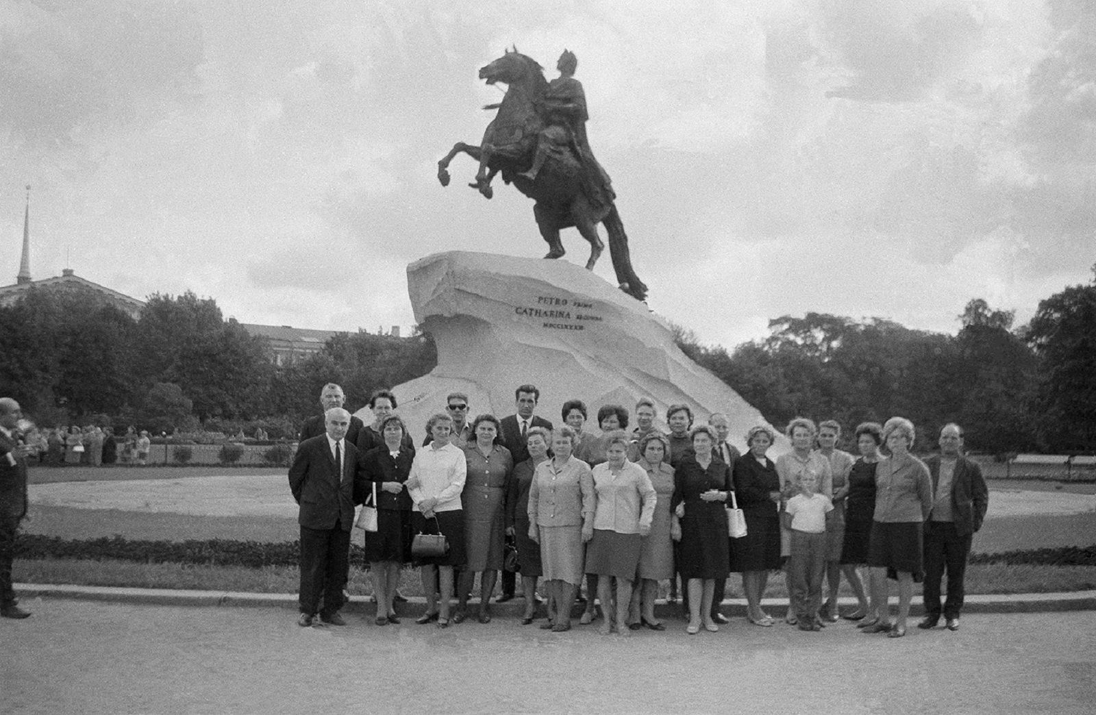 1972 photograph of Leningrad: visitors at the Bronze Horseman monument