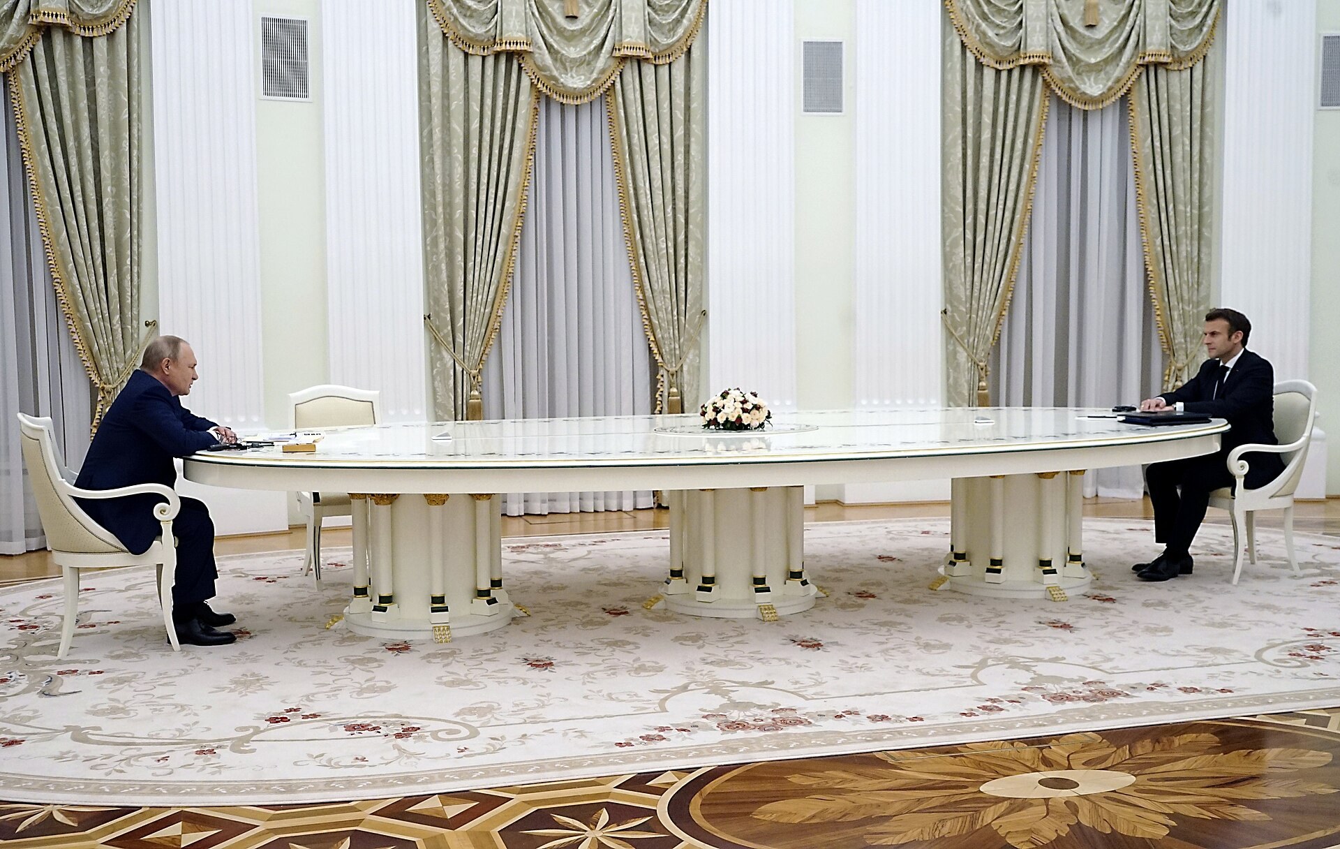Photograph of Vladimir Putin meeting Emmanuel Macron at a long table, 7 February 2022