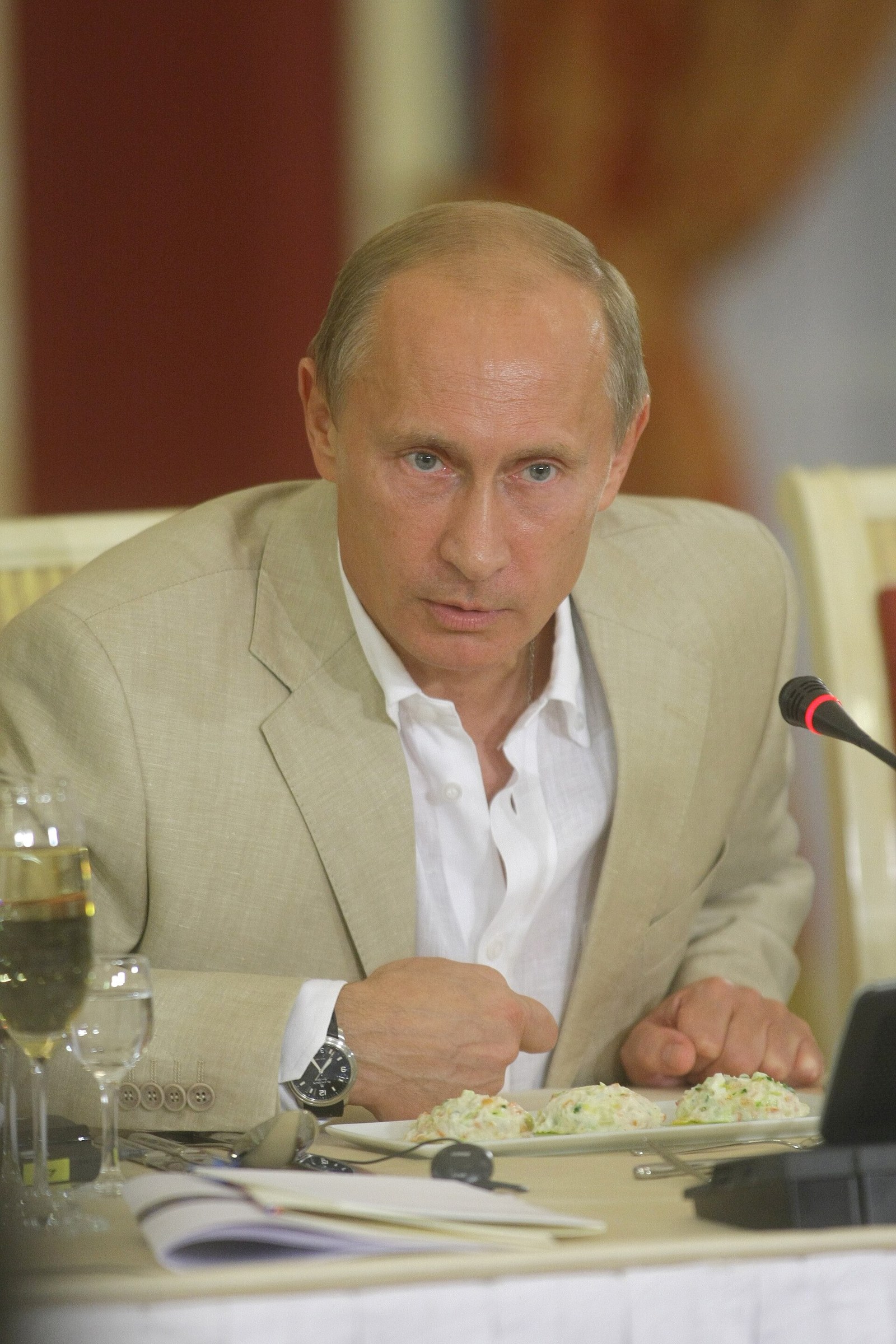 Photograph of Vladimir Putin with Valdai Discussion Club participants, Sochi, September 2010