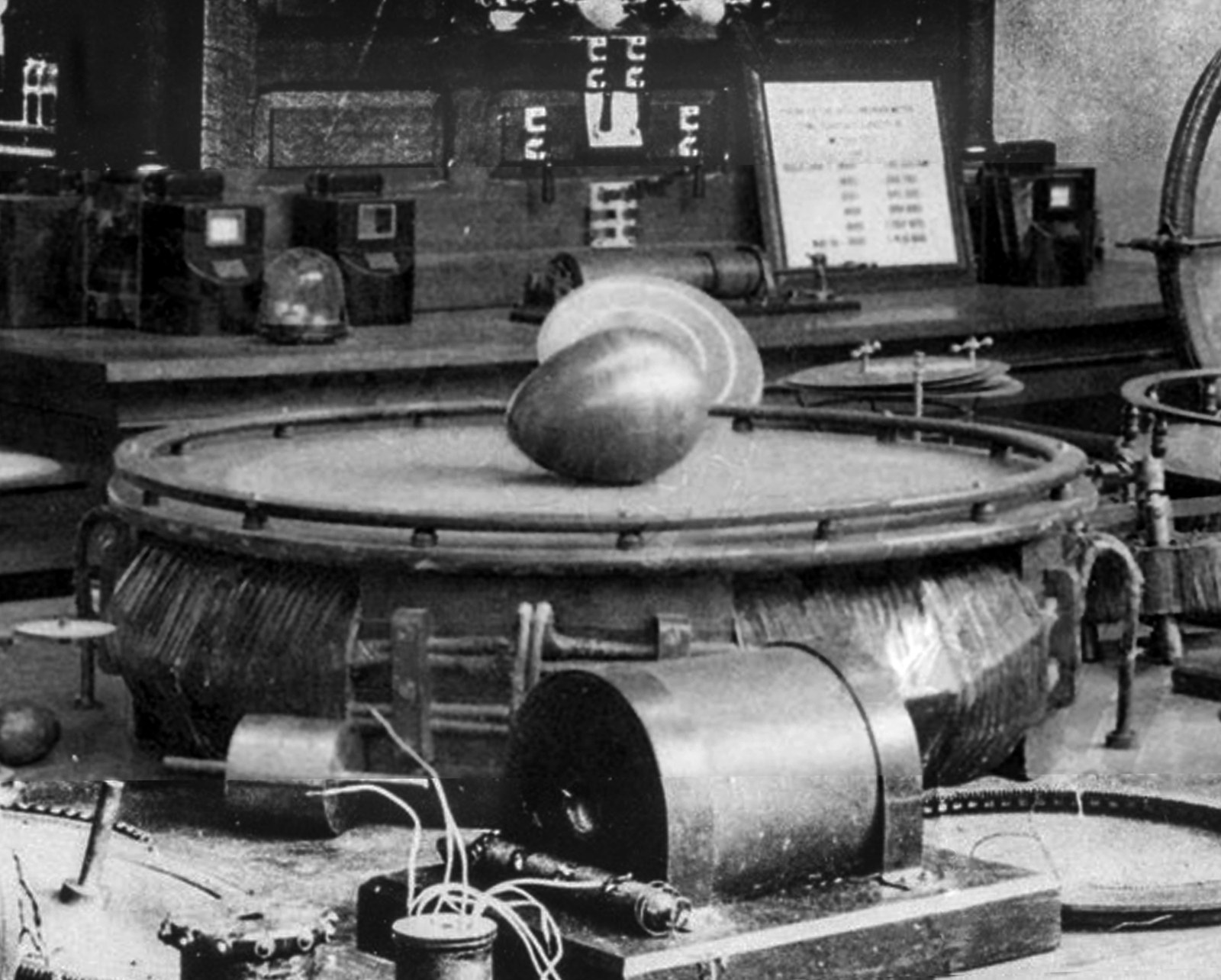 Tesla's Egg of Columbus demonstration device at the 1893 Chicago World's Fair